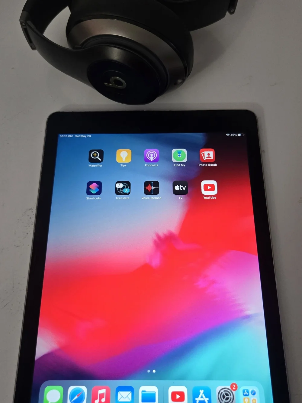 Apple iPad Air 2 64GB Unlucked Wifi & Bests By Dre Studio 2 Wirless Back